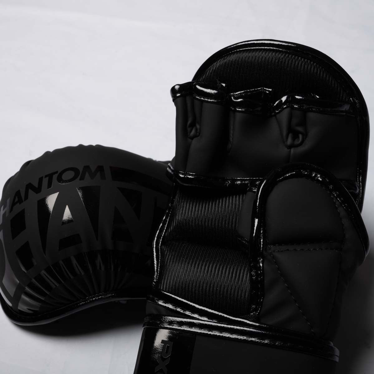 Die schwarzen Phantom Athletics MMA Sparring Handschuhe APEX verfügen über eine offene Handfläche für optimale Beweglichkeit und starken Grip. Dadurch eignen sich die hochwertigen Kampfsporthandschuhe ideal für MMA, Grappling, Clinch, Takedowns und Striking.
