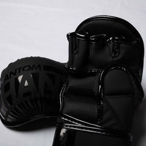 Die schwarzen Phantom Athletics MMA Sparring Handschuhe APEX verfügen über eine offene Handfläche für optimale Beweglichkeit und starken Grip. Dadurch eignen sich die hochwertigen Kampfsporthandschuhe ideal für MMA, Grappling, Clinch, Takedowns und Striking.