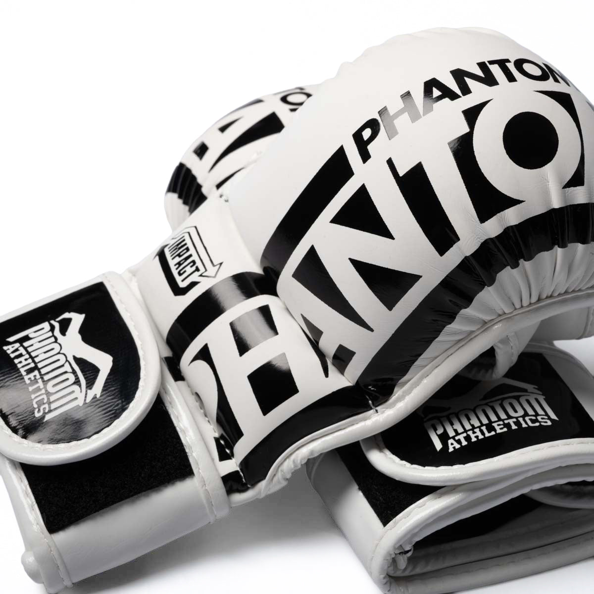 Die Phantom Athletics APEX Whiteout MMA Handschuhe verbinden ein komplett weißes Design mit funktioneller Performance für anspruchsvolle Kampfsportler. Die offene Handfläche ermöglicht natürlichen Grip bei Clinch-Arbeit, Takedowns, Grappling und MMA-Training.