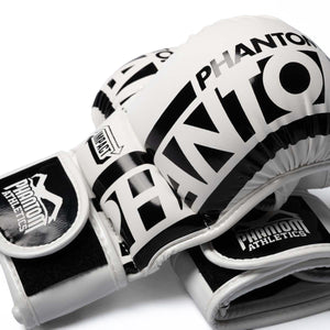 Die Phantom Athletics APEX Whiteout MMA Handschuhe verbinden ein komplett weißes Design mit funktioneller Performance für anspruchsvolle Kampfsportler. Die offene Handfläche ermöglicht natürlichen Grip bei Clinch-Arbeit, Takedowns, Grappling und MMA-Training.