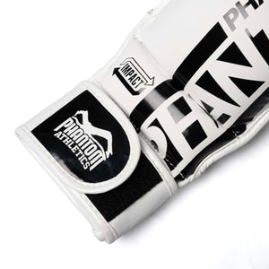 Die Phantom Athletics APEX MMA Sparring Handschuhe Whiteout bestehen aus robustem PU-Material und sind zu 100 Prozent vegan verarbeitet. Mit einem Gewicht von etwa 6 bis 7 oz bieten sie eine Kombination aus Schutz, Bewegungsfreiheit und Kontrolle für MMA und Kampfsport.