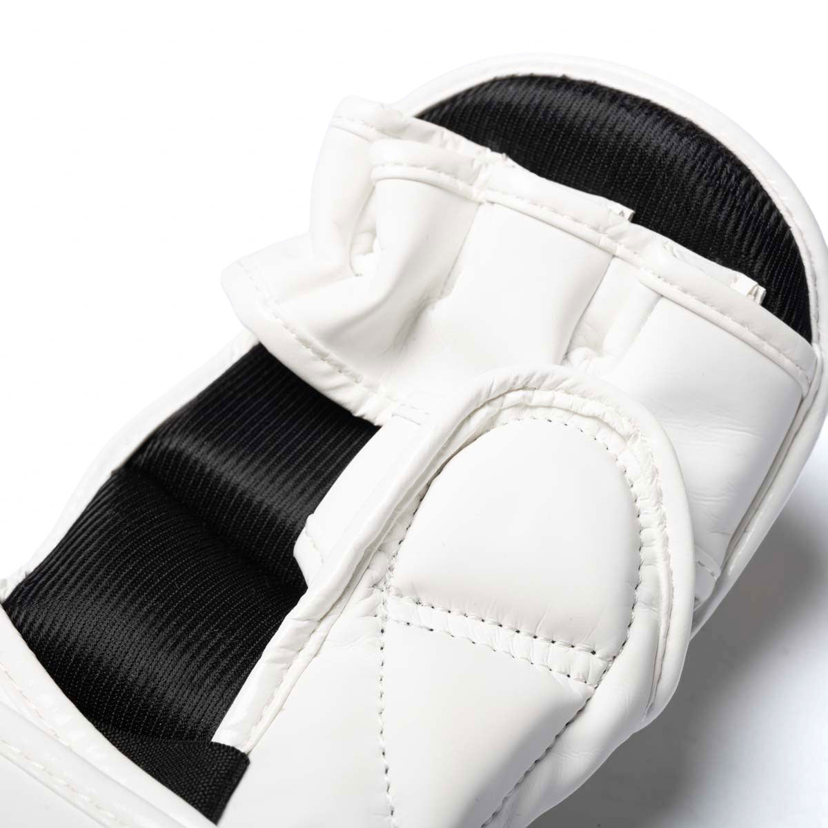 Die weißen Phantom Athletics MMA Sparring Handschuhe APEX bieten zusätzliche Daumenpolsterung und eine starke Polsterung der Schlagfläche für mehr Schutz im Training. Die hochwertigen MMA Handschuhe eignen sich für Sparring, Striking, Grappling und technische Drills im Gym.