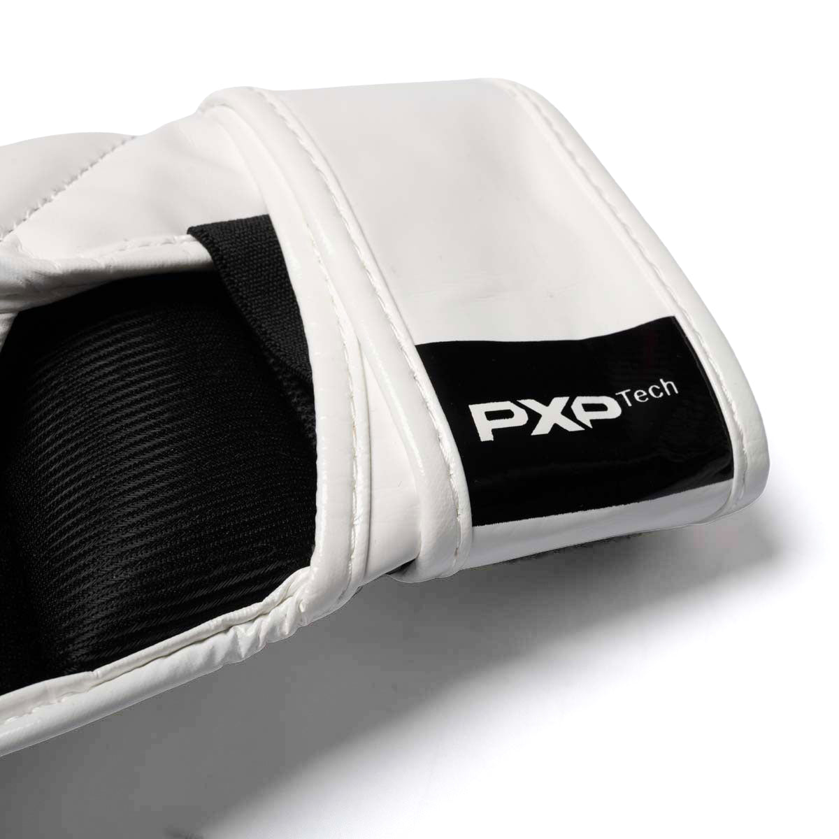 Die Phantom Athletics MMA Sparring Handschuhe APEX Whiteout wurden für Fighter entwickelt, die beim Training Schutz und volle Bewegungsfreiheit kombinieren möchten. Starke Polsterung, stabiler Handgelenkverschluss und offene Handfläche machen sie ideal für MMA, Grappling, Clinch und Sparring.