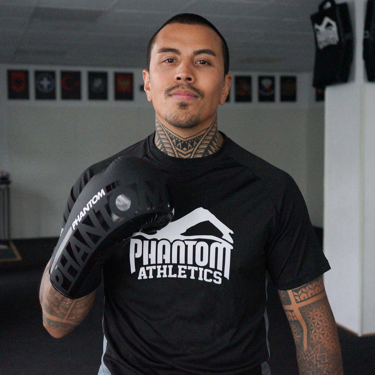 Die APEX Laced Boxhandschuhe von Phantom Athletics bieten durch ihre Schnürung eine individuelle Passform und stabilen Halt im Ring. Die hochwertige PU-Oberfläche sorgt für Langlebigkeit und ist zu 100 % vegan.