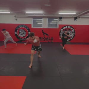 Die Fightshorts EVO Legend verfügen über einen elastischen Bund mit Kordelzug, der auch bei intensiven Bewegungen für einen sicheren Sitz sorgt. Der verstellbare Bund ermöglicht individuellen Tragekomfort und gewährleistet, dass die Shorts selbst bei kraftvollen Takedowns und schnellen Richtungswechseln perfekt sitzen und nicht verrutschen.