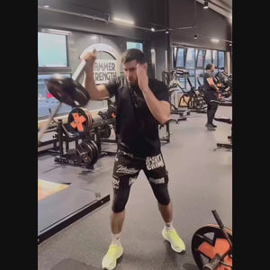 Mit elastischem Bund und Kordelzug bieten die Phantom Athletics EVO Legend Fightshorts einen sicheren Sitz, der auch bei intensiven Trainingseinheiten nicht verrutscht. Der verstellbare Bund sorgt für optimalen Komfort und perfekten Halt bei schnellen Bewegungen und kraftvollen Aktionen.