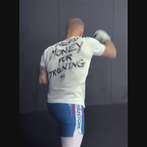 Mit dem 'Need Money for Training' Print auf der Rückseite und dem Phantom Athletics Logo auf der Brust bietet das EVO Shirt sowohl Stil als auch Funktionalität. Das MXP-Tech Material hält dich während des Trainings trocken und komfortabel.