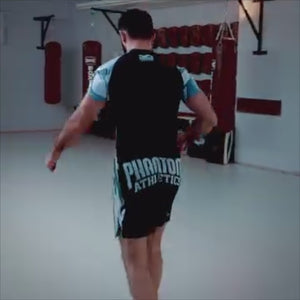 Mit den „Warfare Urban Camo“ Fightshorts von Phantom Athletics bist du bestens für dein Training ausgestattet. Der kurze Schnitt und das atmungsaktive Material sorgen für uneingeschränkte Bewegungsfreiheit bei Sparring, Muay-Thai-Training oder Jiu-Jitsu. Die integrierte Kompressionshose bietet zusätzlichen Halt und Komfort, während das auffällige Design deinen sportlichen Look unterstreicht.