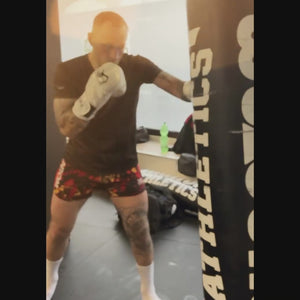 Phantom Athletics Boxhandschuhe Camo Tiger White bieten erstklassigen Schutz durch robuste Polsterung und verstärkten Handgelenkschutz. Ideal für intensives Boxen, Muay Thai oder Sparring, kombinieren sie Sicherheit mit stylischem Tiger-Camouflage-Design.