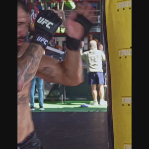 Mit ihrem cleanen Schwarzdesign und dem elastischen Bund garantieren die Phantom Muay Thai Shorts einen sicheren Sitz und starken Look. Perfekt für intensive Trainingssessions und ambitionierte Kämpfer, die auf Qualität und Performance setzen.