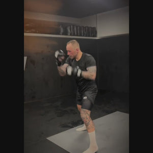 Mit ihrem modernen Camo Tiger Design und der innovativen 2in1-Konstruktion bieten diese Fightshorts sowohl Bewegungsfreiheit als auch Unterstützung. Die elastische Taille sorgt für einen sicheren Sitz, während die Kompressionseinheit die Muskulatur stabilisiert. Perfekt für Kampfsportler, die Wert auf Stil und Funktion legen.