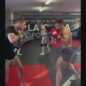 Phantom Athletics Boxhandschuhe „Mexico Red“ – hochwertige Polsterung für effektive Stoßdämpfung beim Box- und MMA-Training.