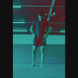 Mit dem „EVO Tiger Unit“ Rashguard von Phantom Athletics erhältst du ein hochwertiges Compression-Shirt, das dank sublimierter Drucktechnik auch nach vielen Waschgängen seine Farbbrillanz behält. Das atmungsaktive Material leitet Schweiß effektiv ab und hält dich trocken.