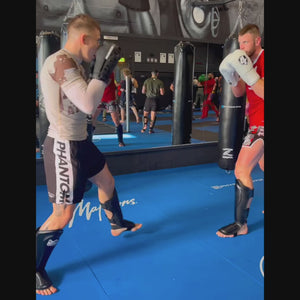 Der Rashguard Warfare Desert Camo von Phantom Athletics überzeugt mit taktischem Camo-Design und leistungsstarkem Funktionsmaterial. Ideal für MMA, Grappling oder BJJ – er bietet optimalen Schutz, Muskelunterstützung und ein starkes Statement auf der Matte.