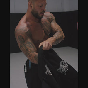 Dank des robusten 450GSM-Pearl-Weave-Stoffs bietet der BJJ Gi Tactic 2.0 von Phantom Athletics sowohl Komfort als auch Langlebigkeit und ist damit ideal für Trainingseinheiten und Wettkämpfe.
