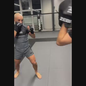 Die Phantom Athletics MMA Gloves „Apex“ bieten dir perfekten Grip, Schutz und Bewegungsfreiheit – ideal für Grappling, Sparring und Wettkampf. Hochwertige Materialien und ein ergonomischer Schnitt machen sie zum Must-have für jeden Kampfsportler.