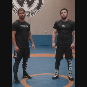 Mit ihrem schwarzen, minimalistischen Look und dem ergonomischen Schnitt stehen die Evo Apex Fightshorts für Fokus und Funktionalität. Sie sitzen sicher, bieten hohen Tragekomfort und sind gemacht für intensive Trainingseinheiten im Kampfsport.