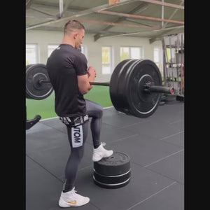 Mit ihrem schlichten, kraftvollen Design sind die Apex Black Tights von Phantom Athletics ideal für fokussiertes Kampfsporttraining. Sie bieten optimalen Komfort, Muskelunterstützung und maximale Flexibilität bei intensiven Bewegungen auf der Matte oder im Gym.