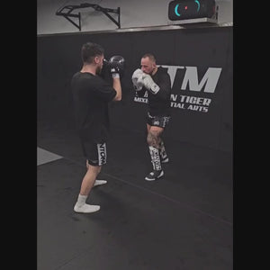 Die Apex Striking Schienbeinschoner Whiteout von Phantom Athletics bieten dir optimalen Schutz bei harten Low Kicks und intensiven Sparringseinheiten. Perfekt für Muay Thai, Kickboxen und MMA Training.