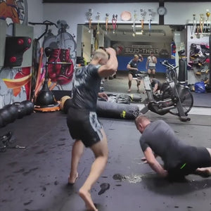 Mit dem „EVO Serious“ Rashguard von Phantom Athletics bist du bestens für dein Training ausgestattet. Der körperbetonte Schnitt und das feuchtigkeitsableitende Material halten dich trocken und konzentriert. Ideal für intensives Sparring und Wettkämpfe.