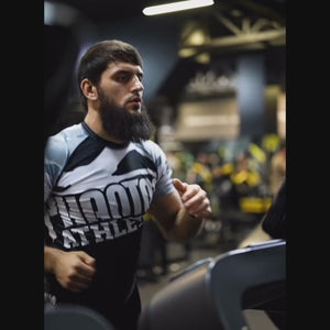 Rashguard Warfare Urban Camo von Phantom Athletics, perfekt für anspruchsvolle Trainingseinheiten im Kampfsport. Mit strapazierfähigem Material und einem stylischen Camouflage-Design bietet es Komfort, Langlebigkeit und uneingeschränkte Bewegungsfreiheit.