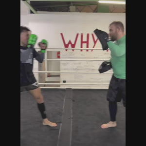 Mit den APEX Neon Green MMA Sparring Handschuhen von Phantom Athletics bist du bestens für dein Training ausgestattet. Die Handschuhe bieten optimalen Schutz und Komfort für intensives Sparring und Wettkämpfe. Das auffällige Neon-Grün sorgt für einen modernen Look und hebt dich von der Masse ab.