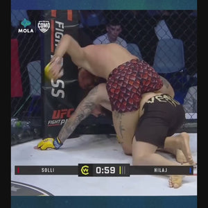 Die Phantom Athletics Fusion Fightshorts „Red Dragon“ vereinen hochwertiges Material mit einem dynamischen Kampfsport-Design. Sie sind perfekt für intensives Training in MMA, Muay Thai und Kickboxen geeignet und bieten dank ihres leichten Stoffs optimale Atmungsaktivität und Bewegungsfreiheit. Ein Must-have für jeden Kampfsportler, der Wert auf Qualität und Style legt.