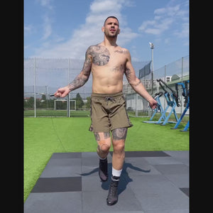 Mit ihrem athletischen Design und dem sicheren Verschlusssystem bieten diese Shorts perfekten Halt und Komfort. Sie stehen für Stärke, Ausdauer und die Qualität, die Phantom Athletics auszeichnet.