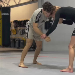 Dank seines enganliegenden Schnitts sitzt dieser Rashguard wie eine zweite Haut und ermöglicht volle Bewegungsfreiheit. Das atmungsaktive Material leitet Schweiß zuverlässig ab und sorgt für ein angenehmes Tragegefühl im Training.