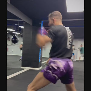 Phantom Athletics Fusion Tsunami Purple Shorts kombinieren ultraleichtes Polyester Spandex mit einem ergonomischen Schnitt, der explosive Techniken und schnelle Richtungswechsel unterstützt. Das auffallende Japanische Wellen-Muster in Lila bringt deinen Look im Gym nach vorne.