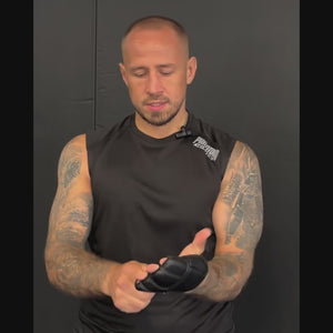 Schnell anzlegende Fastwraps Lite von Phantom Athletics in Schwarz – ideal für Spinning, Sparring und Techniktraining im Kampfsport. Der hochwertige Materialmix aus Polyester, Baumwolle, Latex und Elastik vereint Haltbarkeit und Flexibilität.