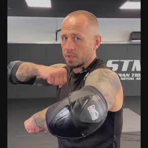 Robuste Phantom Athletics Elbowpads Riot Pro, entwickelt für professionelles Training im Kampfsport und harte Sparring-Sessions.