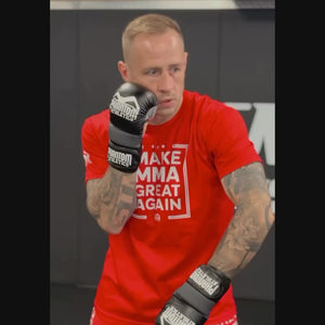 Setze ein Statement mit dem Trainingsshirt EVO von Phantom Athletics. Der auffällige „Make MMA Great Again“-Print und das strapazierfähige MXP-Tech-Material machen es zum perfekten Begleiter für dein Training. Der gerade Schnitt und die hochwertige Verarbeitung garantieren Komfort und Langlebigkeit.