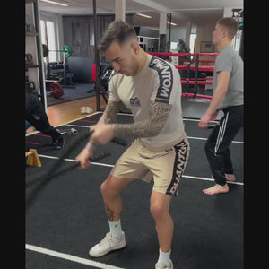 Die Fightshorts Evo Apex Sand von Phantom Athletics vereinen minimalistisches Design mit maximaler Funktionalität – ideal für MMA, Grappling und Kickboxen. Das flexible, widerstandsfähige Material sorgt für volle Bewegungsfreiheit und lange Haltbarkeit.