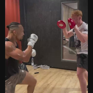 Phantom Athletics Focus Pads Mexico Red bieten ergonomische Passform und exzellenten Schutz für Trainer bei dynamischem Muay Thai- und Grappling-Training.