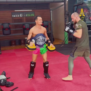 Die Evo Apex Army Fightshorts überzeugen mit militärisch inspiriertem Look und technischer Performance. Sie sind leicht, robust und bieten dir uneingeschränkte Bewegungsfreiheit – perfekt für den Einsatz im Kampfsporttraining und Wettkampf.