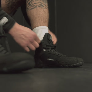 Diese Ringerschuhe von Phantom wurden speziell für die Anforderungen im Freistil- und Griechisch-Römischen Ringen entwickelt. Das klassische Schwarz-Weiß-Design trifft auf funktionelle Materialien, die Leichtigkeit, Flexibilität und Robustheit im Training garantieren.