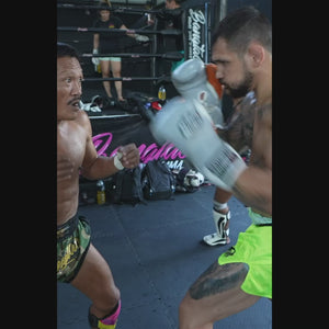 Diese leichten und strapazierfähigen Muay Thai Shorts kombinieren funktionales Design mit sportlichem Look. Perfekt für Muay Thai, Kickboxen und dynamische Kampfsporteinheiten.