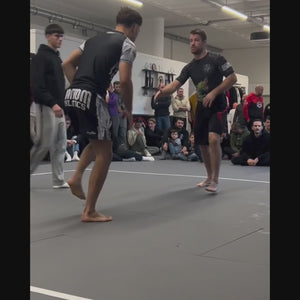 Phantom Athletics Rashguard Warfare Urban Camo, speziell entwickelt für professionelle Kampfsportler. Das robuste Material und das dynamische Camo-Design bieten optimalen Schutz, Bewegungsfreiheit und Stil für MMA, Grappling und Training.