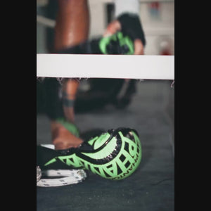 Die APEX Neon Green MMA Sparring Handschuhe von Phantom Athletics sind dein zuverlässiger Begleiter im Training. Mit hochwertiger Polsterung und robustem Design bieten sie optimalen Schutz für deine Hände und Handgelenke. Das leuchtende Neon-Grün sorgt für einen stylischen Auftritt im Dojo oder Gym.