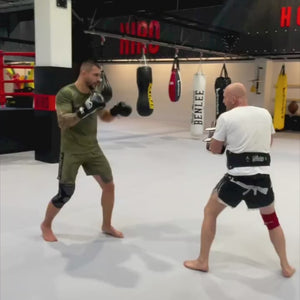 Die Fightshorts Evo Apex Army von Phantom Athletics kombinieren ein kraftvolles Tarnmuster mit funktionellem Schnitt für maximale Bewegungsfreiheit. Ideal für MMA, Grappling oder Kickboxen – das strapazierfähige Material hält auch härtesten Trainingseinheiten stand.