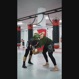 Apex Black Rashguard von Phantom Athletics, perfekt für Training und Wettkampf im Kampfsport. Enger Sitz und atmungsaktives Material sorgen für optimalen Komfort und Schutz.
