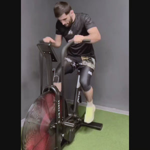 Das Evo Tiger vs Shark Trainingsshirt von Phantom Athletics steht für Stärke, Geschwindigkeit und Präzision – Eigenschaften, die im Kampfsport entscheidend sind. Das atmungsaktive Funktionsmaterial unterstützt dich optimal bei jedem Workout und Fight.