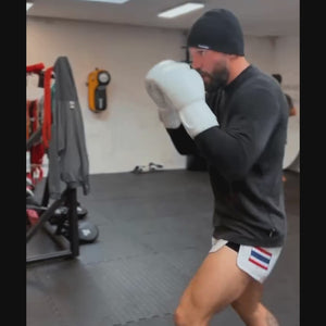 Weiß-glänzende Muay Thai Boxhandschuhe von Phantom Athletics – bieten optimalen Schutz und Stoßdämpfung für Sparring und tägliches Training.