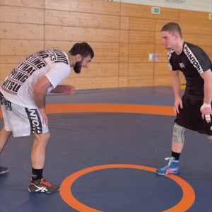 Phantom Athletics Training Shirt Evo „MMA Sports“ Black besticht durch seine schnittige Passform und feuchtigkeitsregulierendes Material. Perfekt für intensive Sparring-Sessions und Fitness-Workouts.