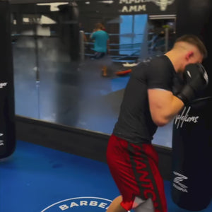 Mit dem auffälligen Rotton und dem sicheren Klettverschluss garantieren diese Shorts nicht nur einen starken Look, sondern auch optimalen Halt bei jeder Trainingseinheit. Sie stehen für Leistung, Stil und Kampfsportqualität.