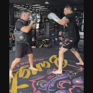 Mit seinem cleanen Schwarz-Weiß-Design und der weichen Baumwollqualität ist das Punchy Black T-Shirt von Phantom Athletics die ideale Wahl für entspannte Tage oder leichtes Training – bequem, stylisch und kampfsportnah.