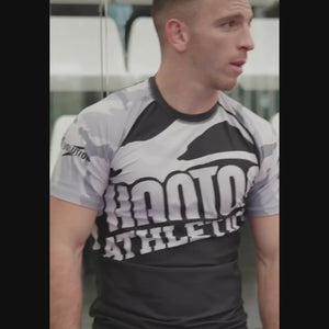 Das Phantom Athletics Rashguard Warfare Urban Camo schützt vor Hautirritationen und Reibung auf der Matte und bietet maximale Bewegungsfreiheit durch elastisches 4-Wege Stretch-Material.