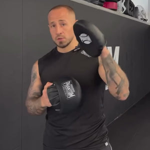 Strapazierfähige Phantom Athletics Pratzen in Schwarz, entwickelt für Boxtraining, Kickboxen und funktionelles Kampfsport-Training.