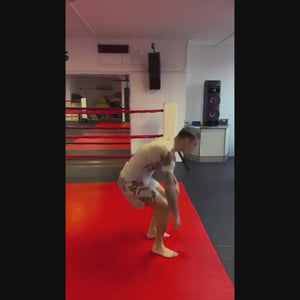 Die „EVO Warfare Sand Camo“ Fightshorts von Phantom Athletics kombinieren Funktionalität mit Stil. Das leichte, elastische und reißfeste Material sorgt für eine optimale Passform, während der seitliche Schlitz zusätzliche Flexibilität bei jedem Kick und Schlag ermöglicht. Ideal für MMA, BJJ, Kickboxen und Grappling.